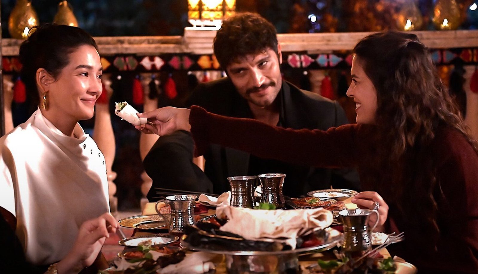 biran damla yilmaz, aybüke pusat and ilhan sen smiling halef