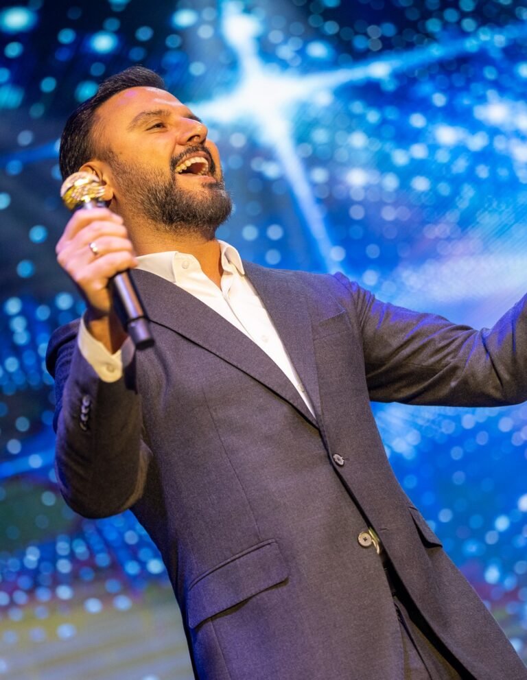 Alişan Turkish singer in concert